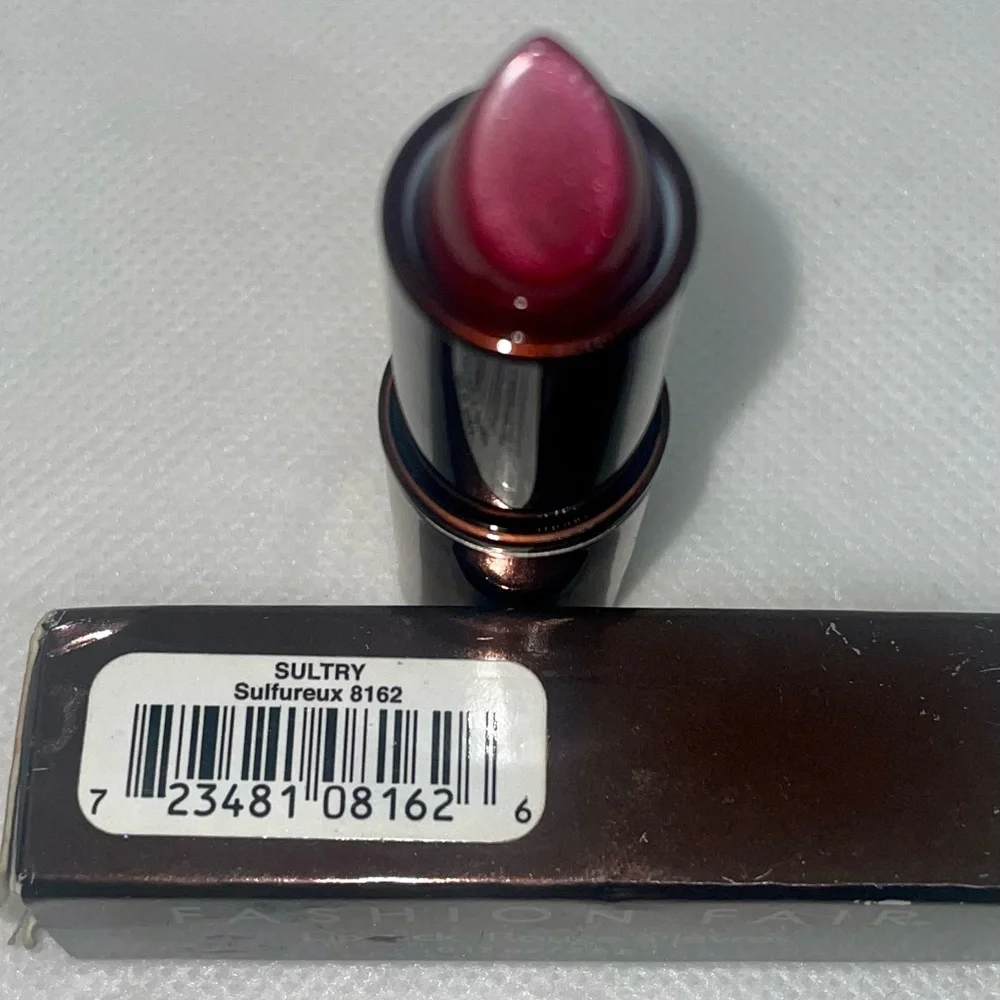COPY - ⭐️⭐️HOST PICK⭐️⭐️ Fashion Fair Lipstick Rouge à lèvres Sultry #8162